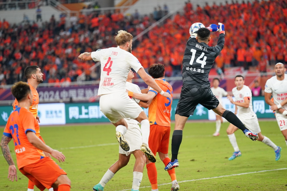 包含亚冠赛场上演绝杀一幕，胜负悬念引人注目的词条