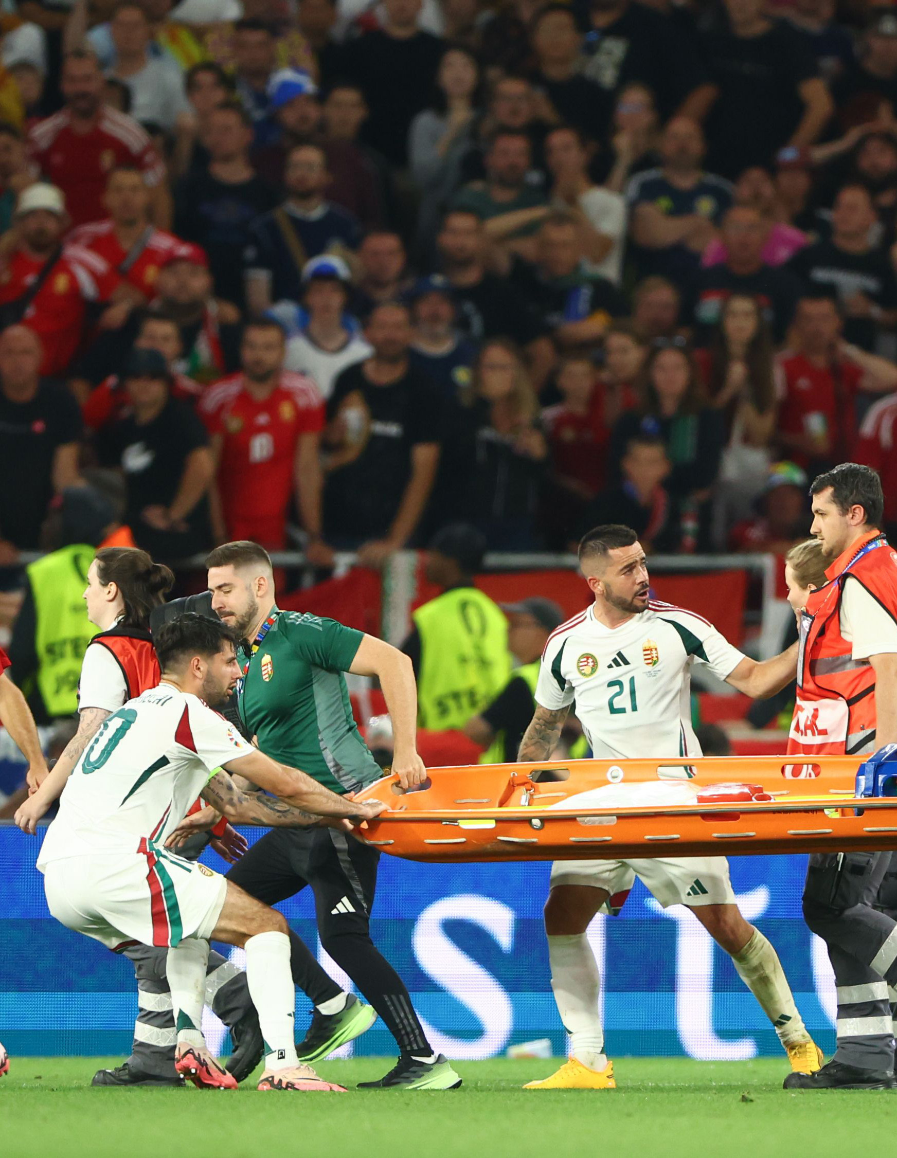 匈牙利队在比赛中展现出色的防守意识