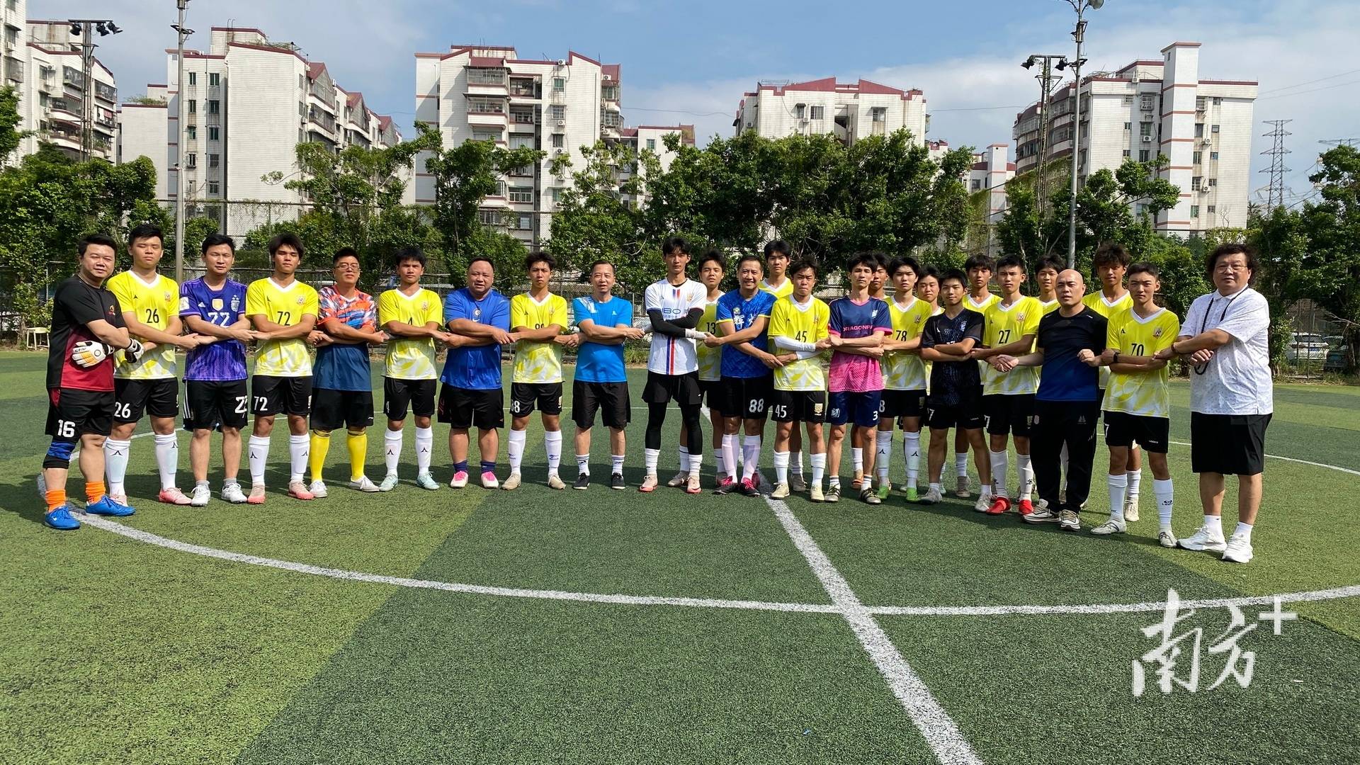 开云平台-包含足球盛事热情洋溢,观众尽情欢笑的词条