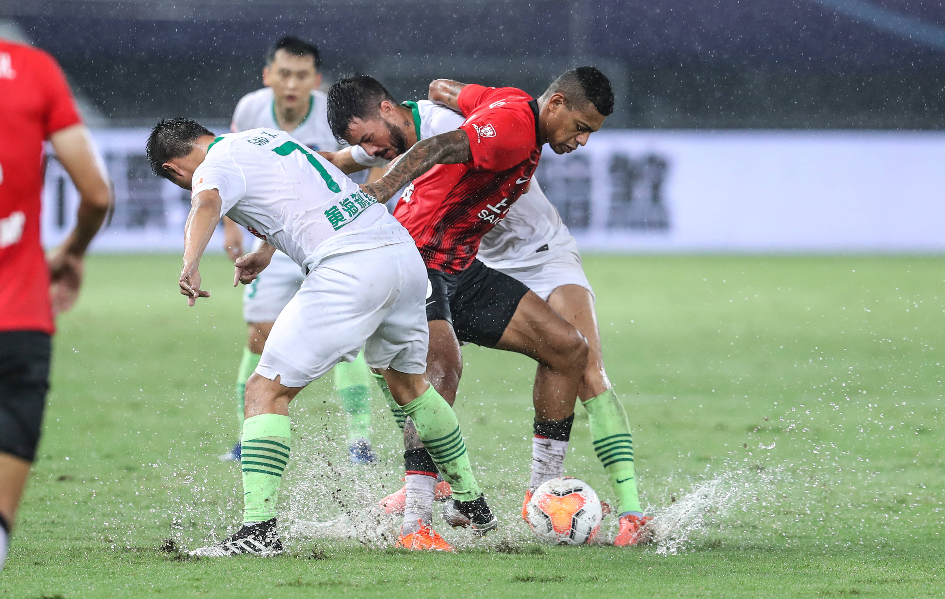 上海上港再度主场大胜,击败重庆斯威,发挥不俗的简单介绍 上海上港再度主场大胜,击败重庆斯威,发挥不俗的简单介绍