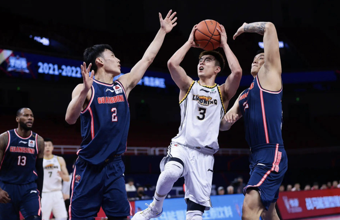 上海男篮惨败辽宁,遭遇连败 上海男篮惨败辽宁,遭遇连败