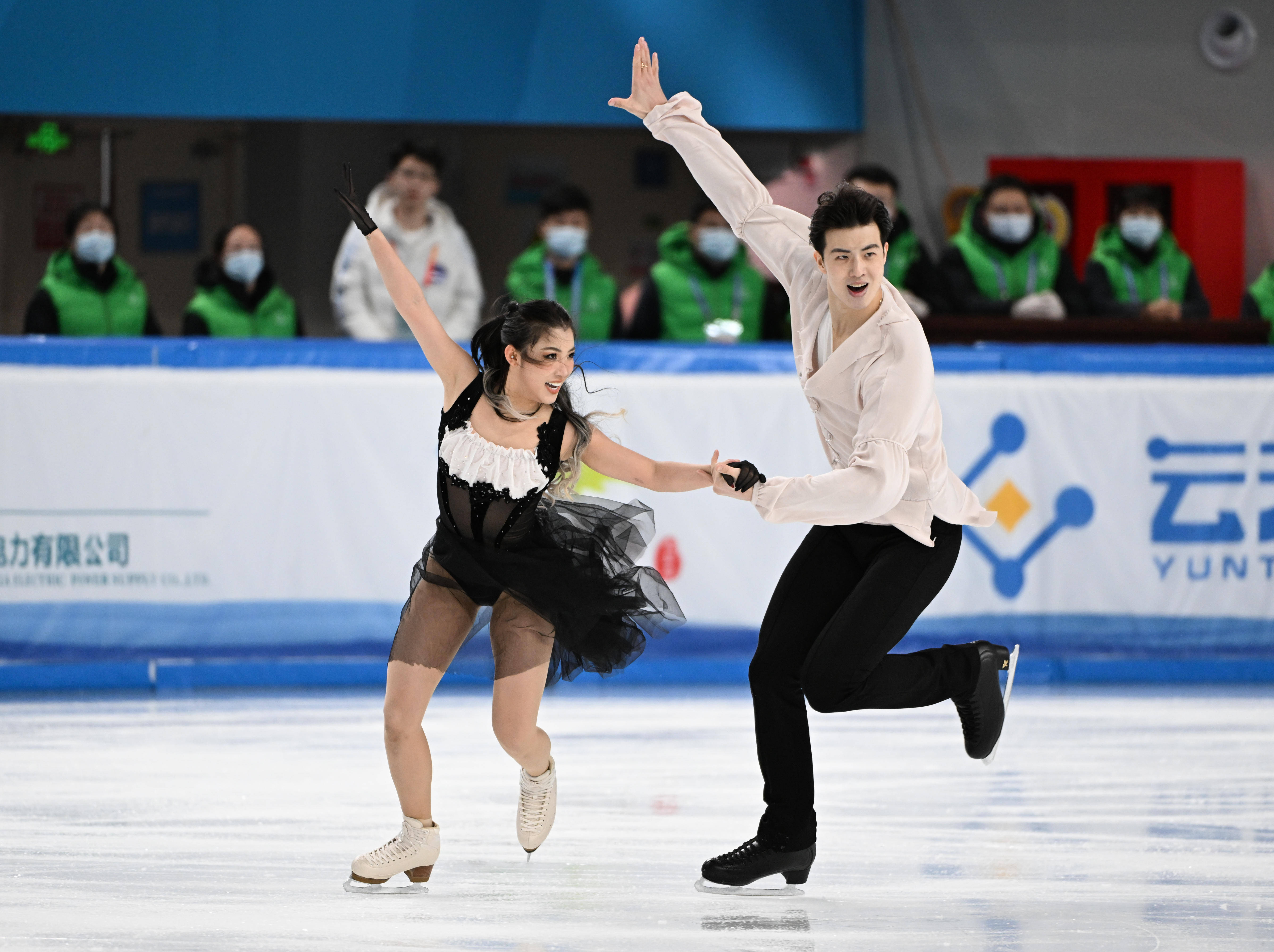 开云体育登录-选手技压群芳夺得冠军,赛场壮举