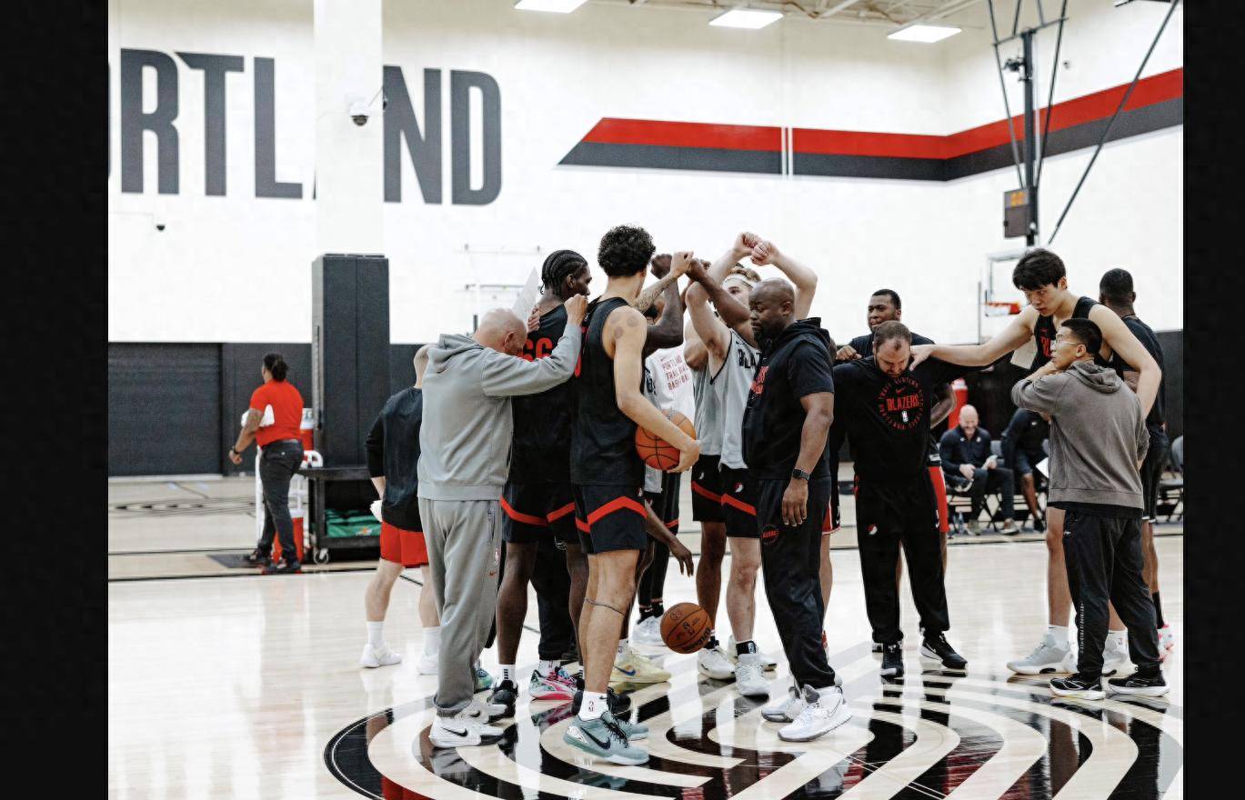 开云下载-开拓者全队努力备战,迎接新赛季