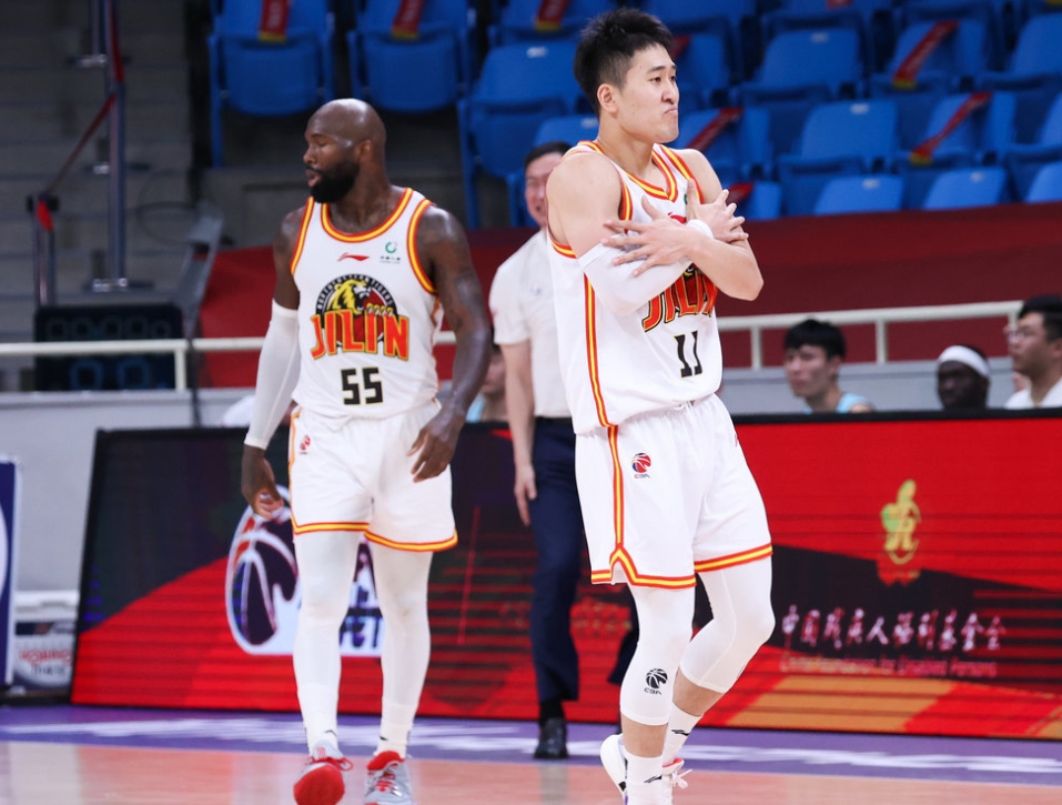 东莞男篮大胜对手，成功晋级四强