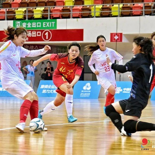 女子足球大赛竞赛激烈，强队连连取胜