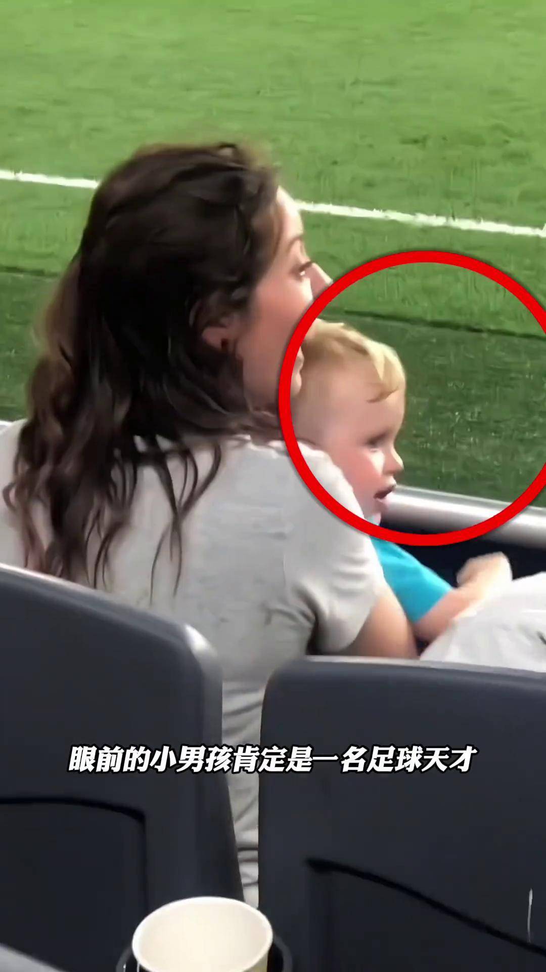 开云体育下载-足球赛场上发生了感人至深的一幕!