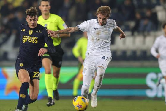 开云体育官方网站-佛罗伦萨客场逼平对手,赛季表现出色