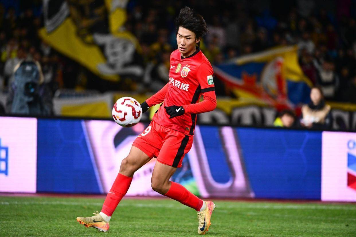 新人球员崭露头角,备受瞩目 新人球员崭露头角,备受瞩目