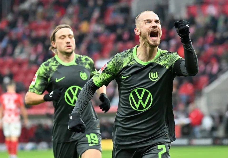 开云体育入口-沃尔夫斯堡队球员合力作战,夺得胜利的简单介绍