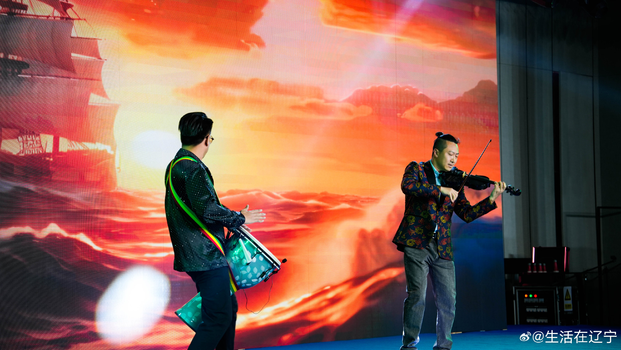 开云下载-上演惊险逆转,引发观众热烈喝彩