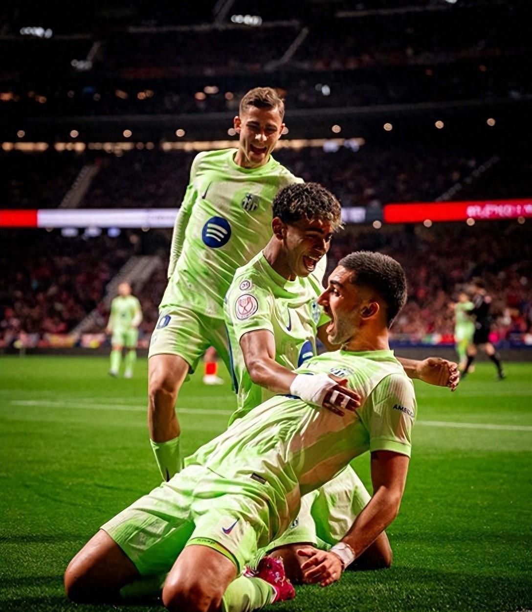 开云体育-足球场上鏖战正酣,豪门争霸赛激情毕露