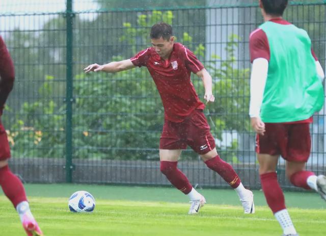 全力以赴!球队积极备战迎接挑战 全力以赴!球队积极备战迎接挑战