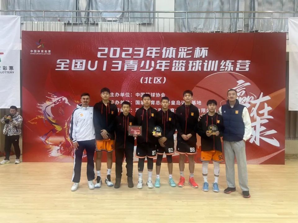 著名篮球学院举办训练营,吸引众多青少年参与 著名篮球学院举办训练营,吸引众多青少年参与