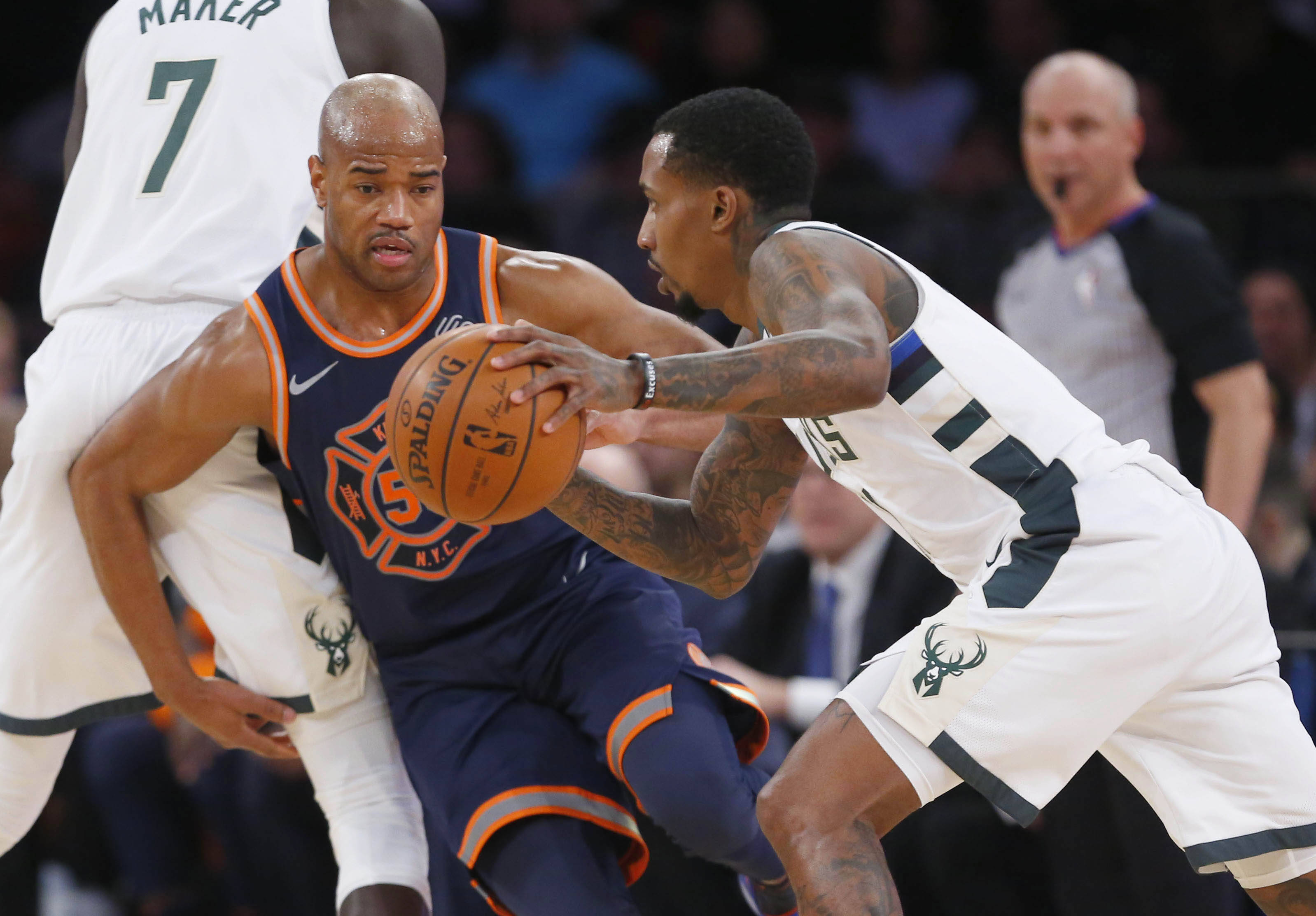 尼克斯球员倾尽全力，加强防守篮板