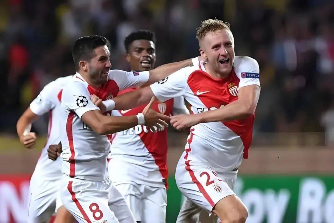 包含摩纳哥俱乐部在法国联赛中排名提升的词条