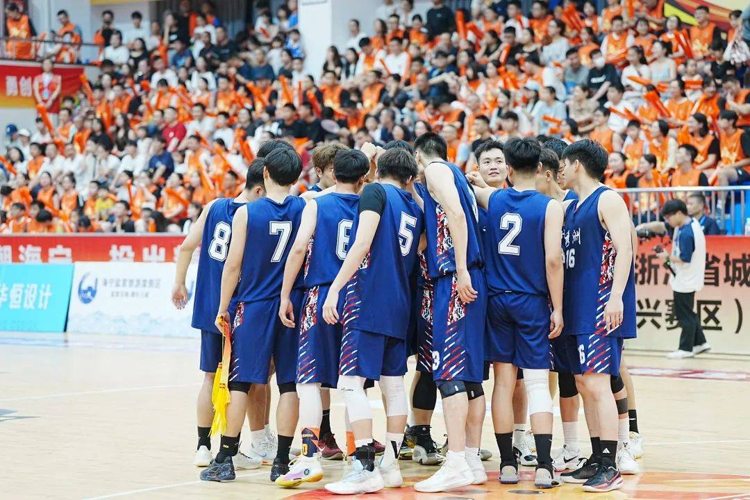 体育赛场精彩时刻:球员们英勇拼搏赢得掌声的简单介绍 体育赛场精彩时刻:球员们英勇拼搏赢得掌声的简单介绍