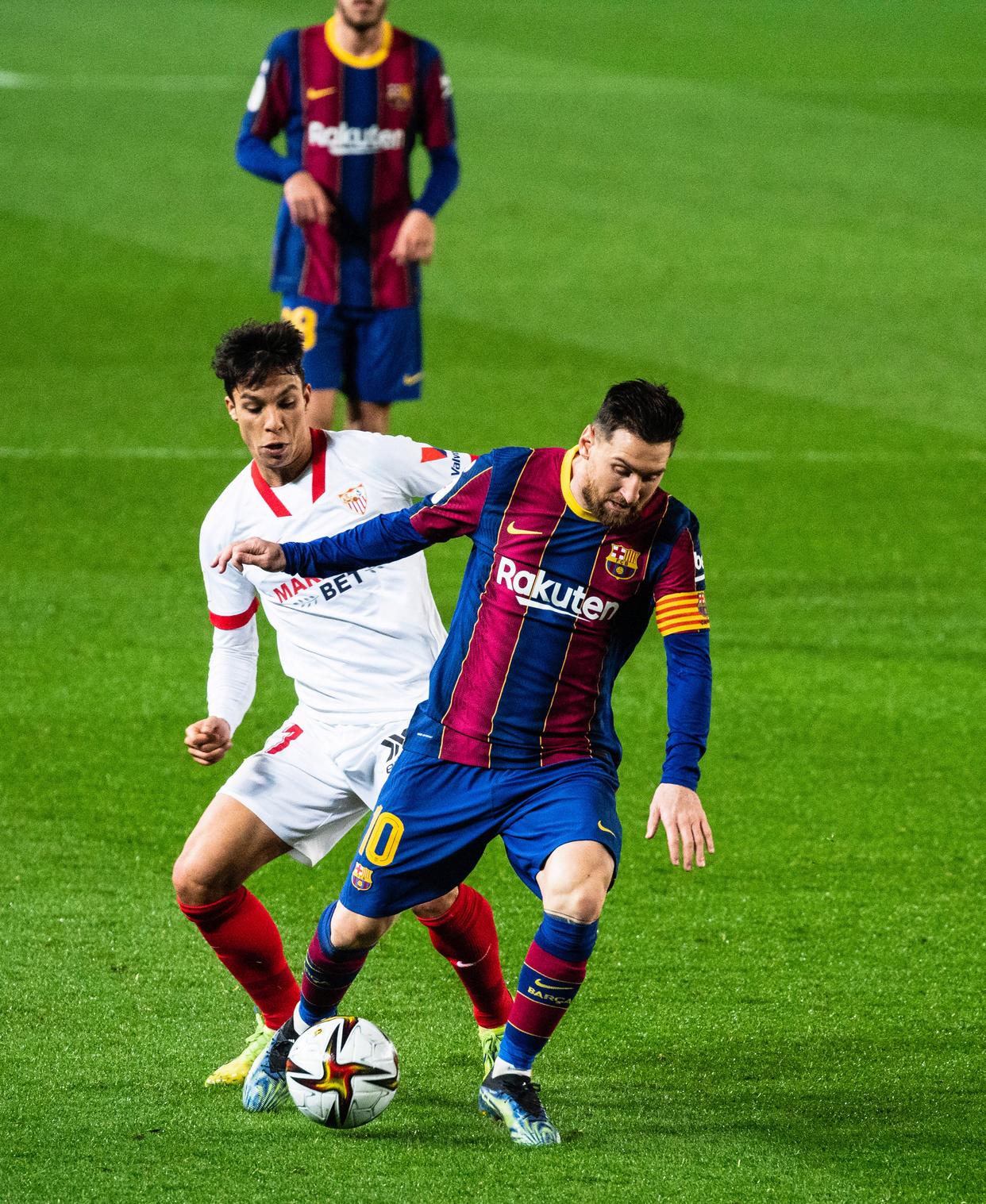 足球比赛节奏明快，对决激烈激荡人心