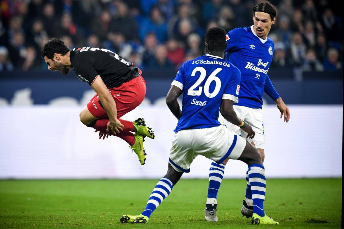 开云体育-沙尔克遭遇惨败,球队陷入危机