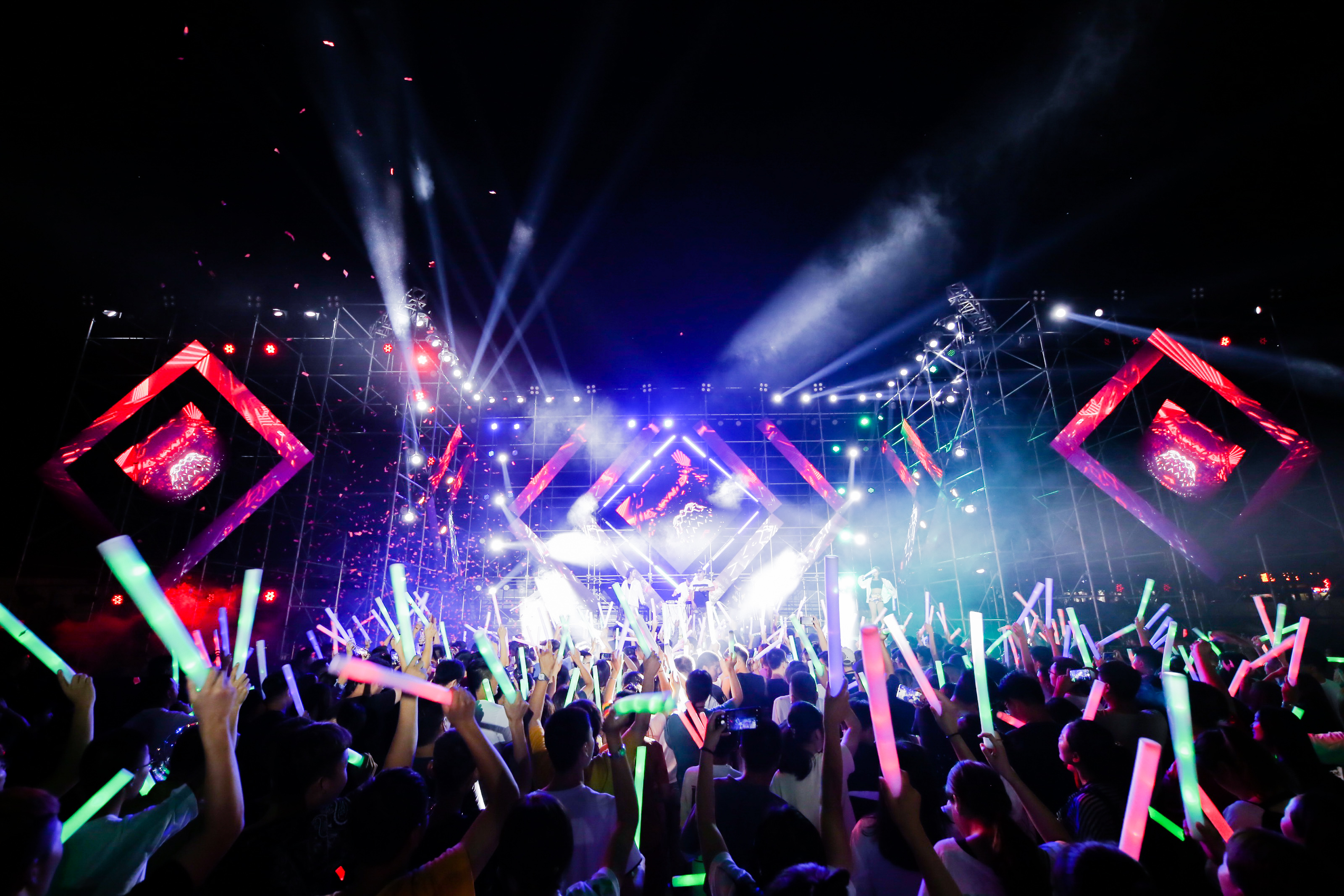 开云体育登录-V5翻盘HKA,Bin线上压制力十足峡谷大战四强赛,让粉丝疯狂欢呼