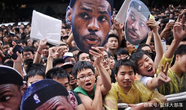 法兰克福球员收到乌龙球风波，遭球迷批评