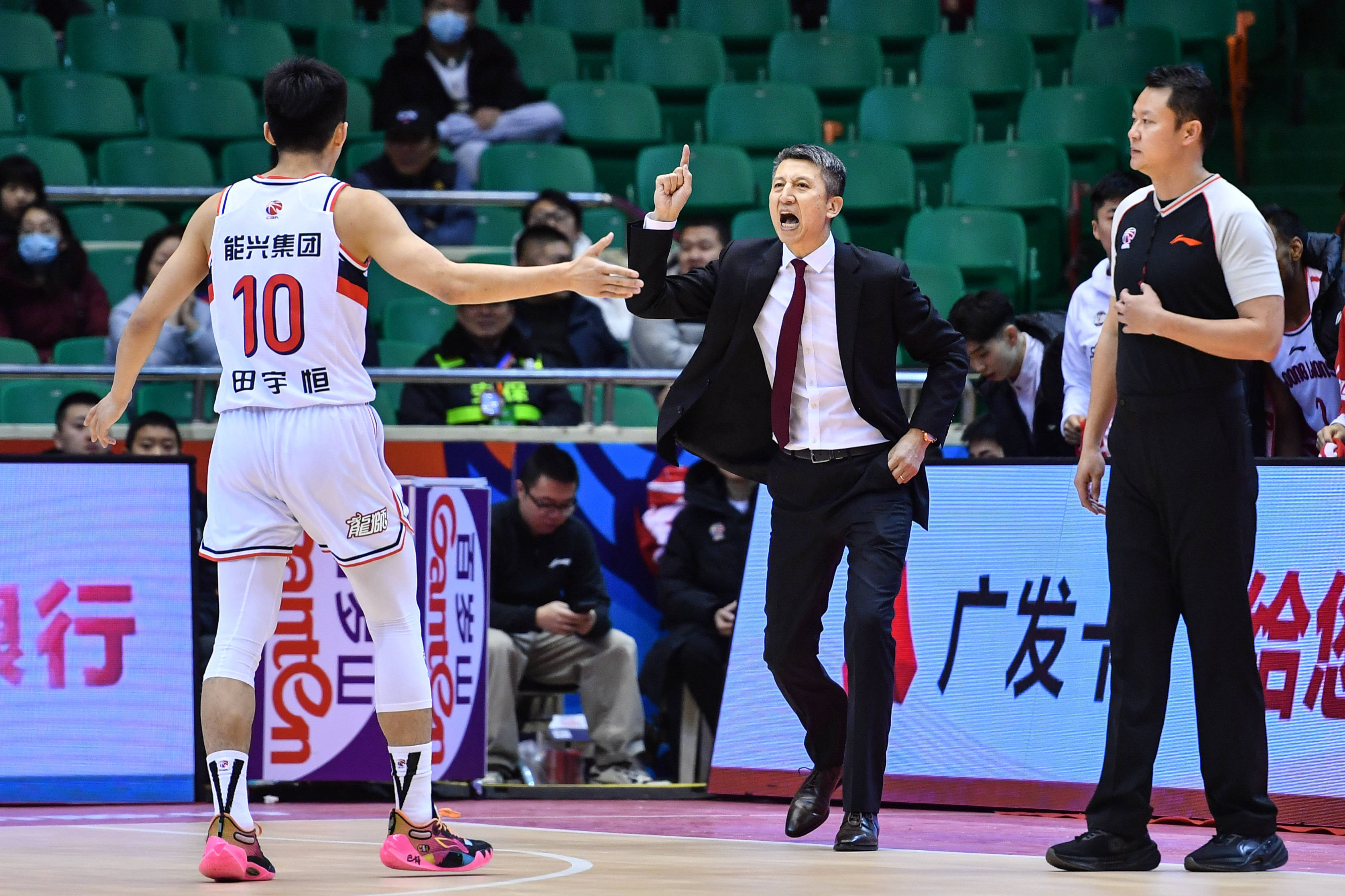 广州队力克公牛,福克斯状态火热的简单介绍 广州队力克公牛,福克斯状态火热的简单介绍