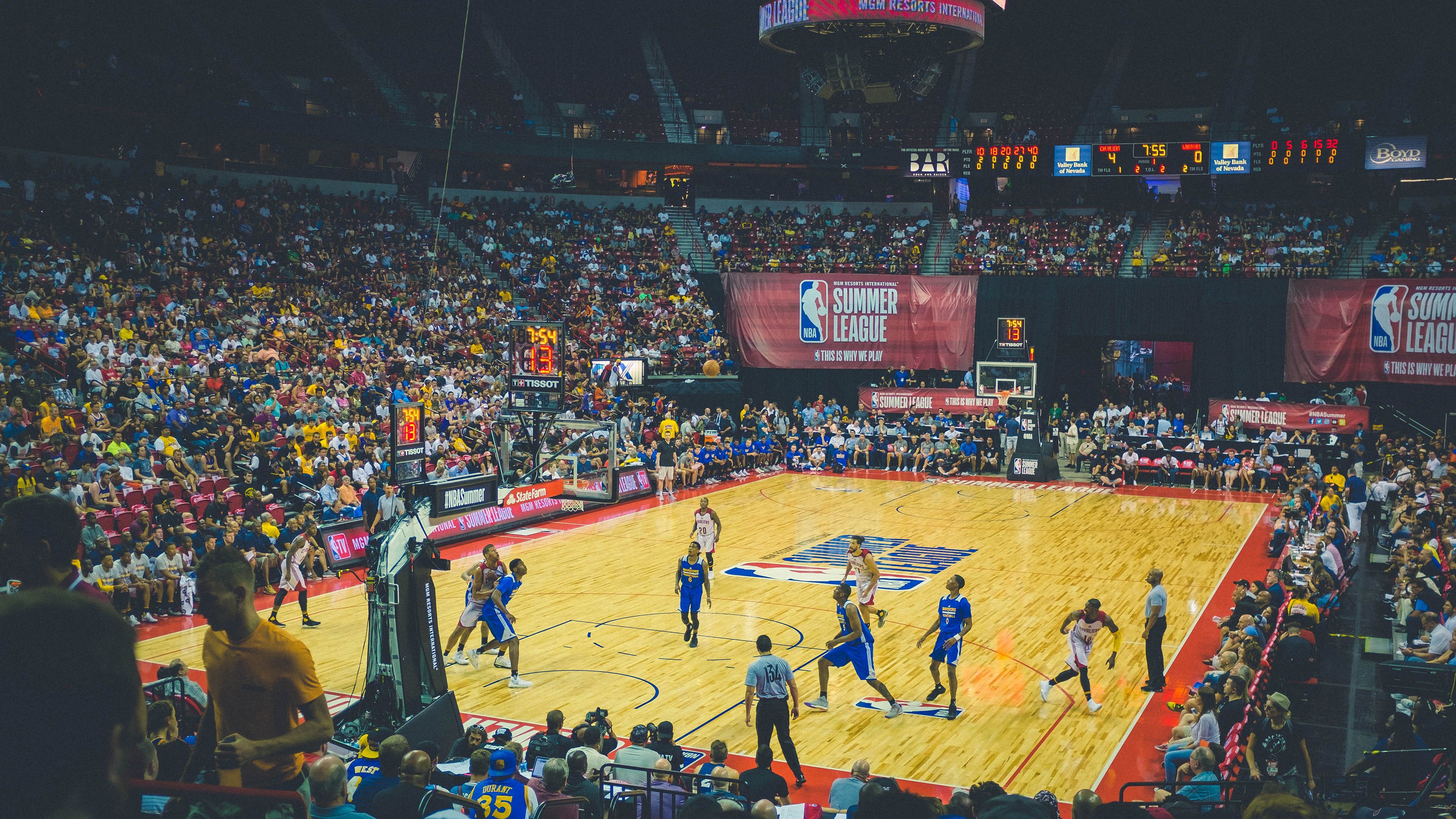 当库里的目光穿透赛场,一场险胜背后的星辰时刻